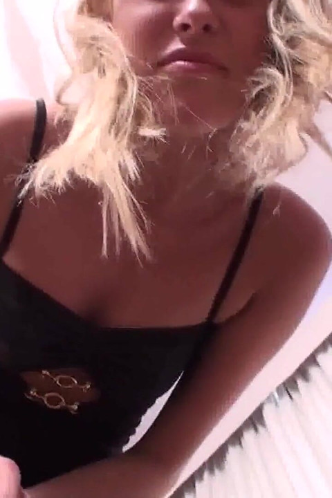 Loira gigante em meia preta dominadora