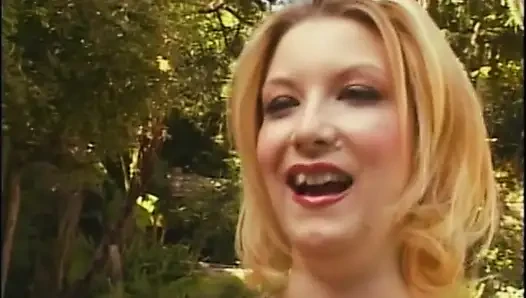 Zierliche blonde hure bekommt muschi auf dem rasenstuhl geritten