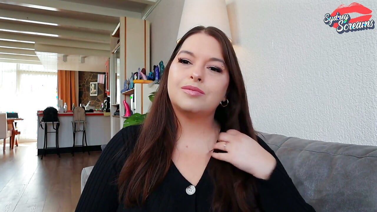 Stepmommy Gives You Kissing Lessons