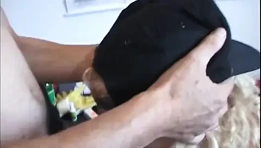 Tante seksi ini dijemput di pom bensin sampai menganga lebar