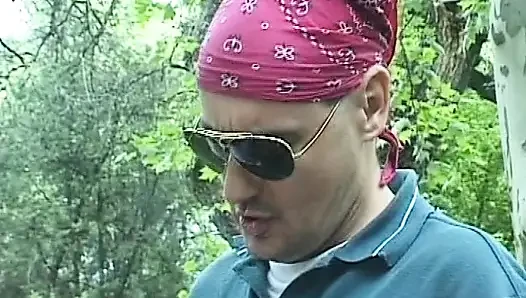 Güzel Alman sarışın bebek üç azgın adam tarafından doğada sikiliyor