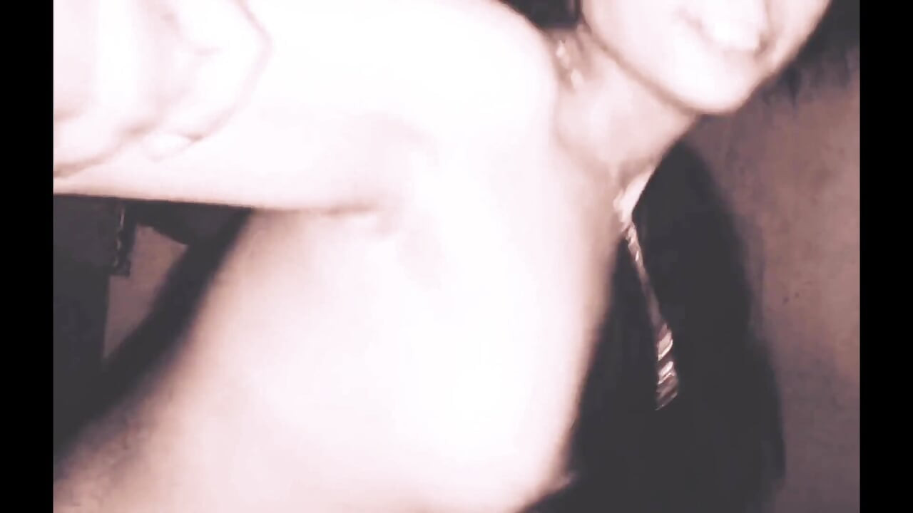 Latika Doggy Ekspresi Seksi Menghadapi Teras Keras