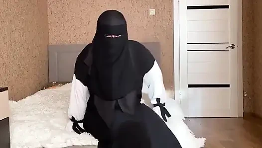 Черная арабская тинка получает кримпай в задницу от Guardian