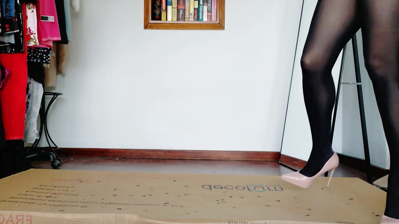 Destruyendo cajas - en nylon y tacones de aguja