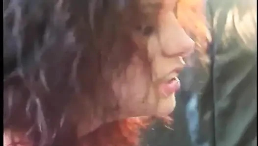 Cewek sange ini dientot habis-habisan di sofa kulit seksi