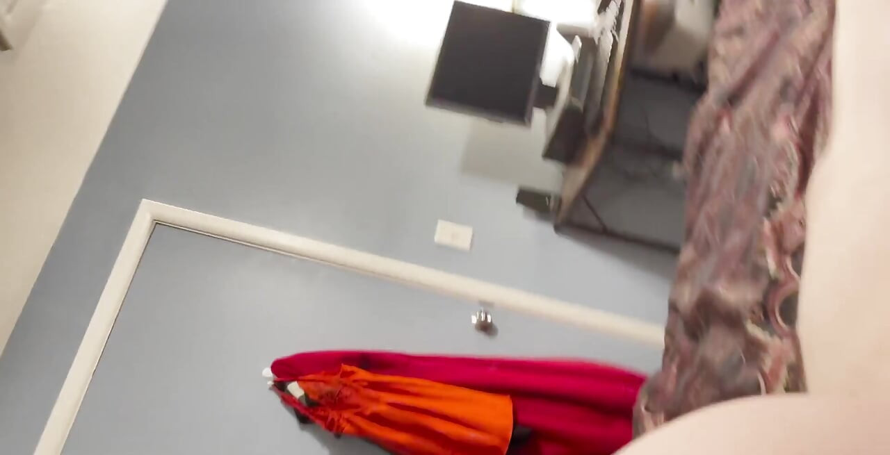 Bude dělat Tonights video v mém kostýmu špinavá služka samozřejmě udělal moje nehty včera v noci, tak jsem myslí na misionáře s vtipem