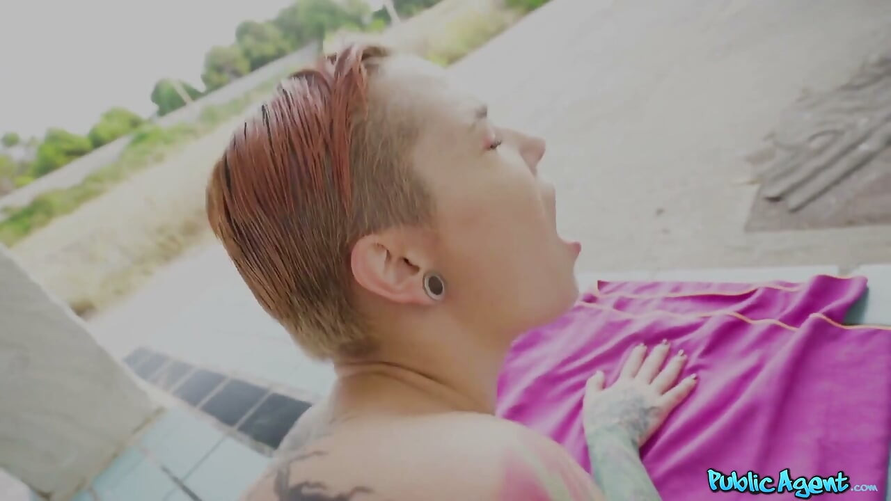 Public agent - Silvia Rubi, fille tatouée aux seins nus, adore c’est dur
