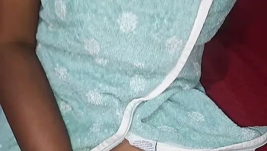 Aksi tante mungil rambut pirang yang buta