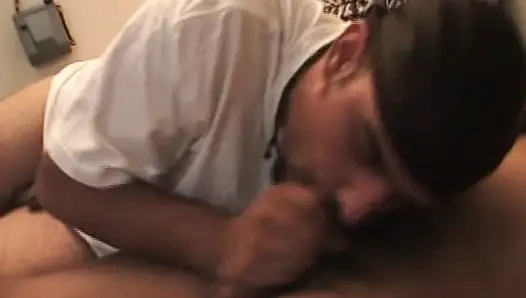 İki azgın adam şişman delikanlının büyük kıllı yarağını emiyor
