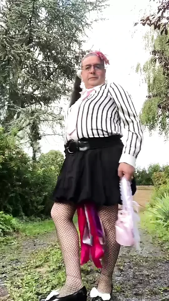 In un outfit con nuova gonna rotonda per una serata fuori