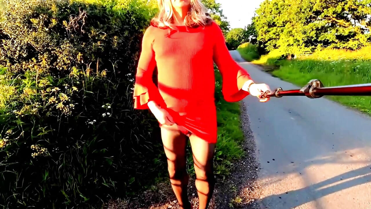 アマチュアのクロスドレッサー、Kellycd2022が太陽の下で自慰行為をしている