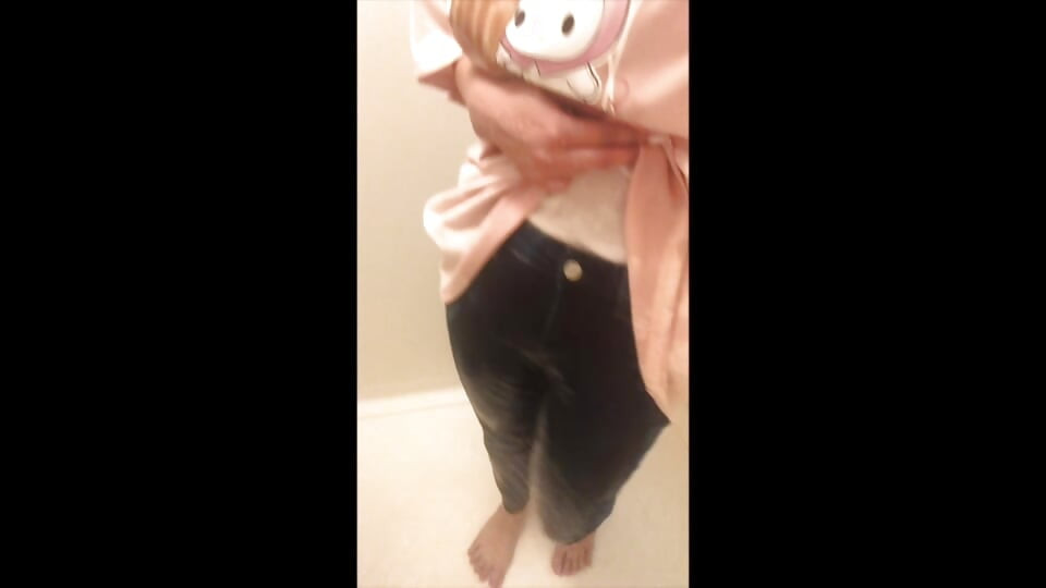 Cute college girl masturbates while soaking wet all over. Amateur