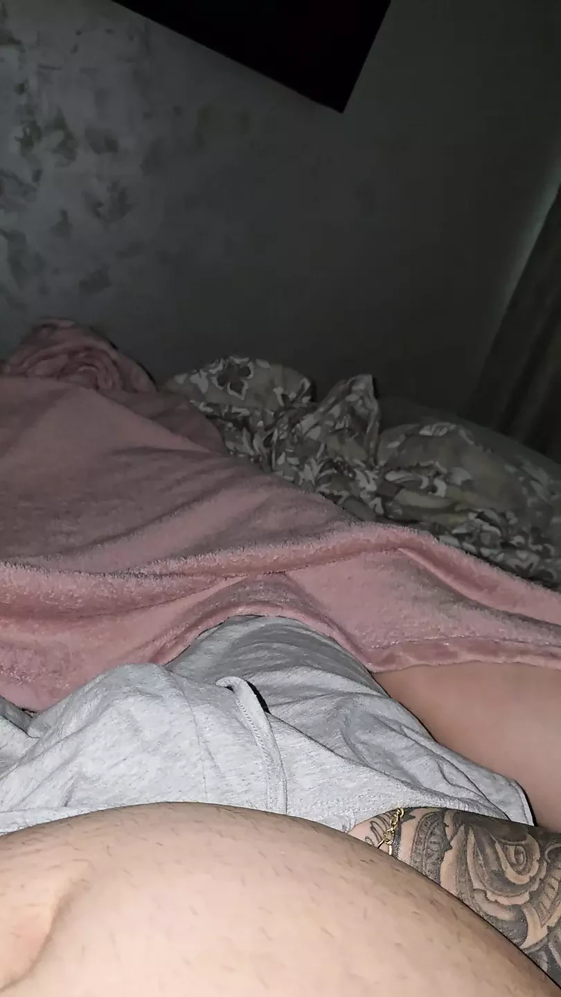 Üvey anne üvey oğlunun iç çamaşırının altında 31 çekiyor