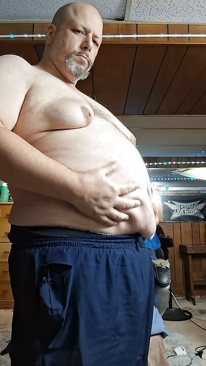 통통한 남자가 옷을 벗고 춤을 춘다