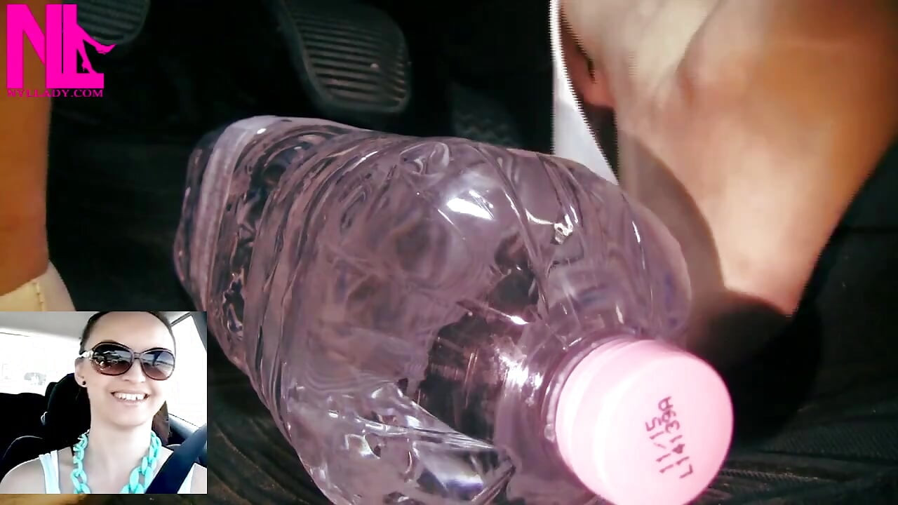 Bremsversagen mit einer Flasche, die unter dem Bremspedal steckt