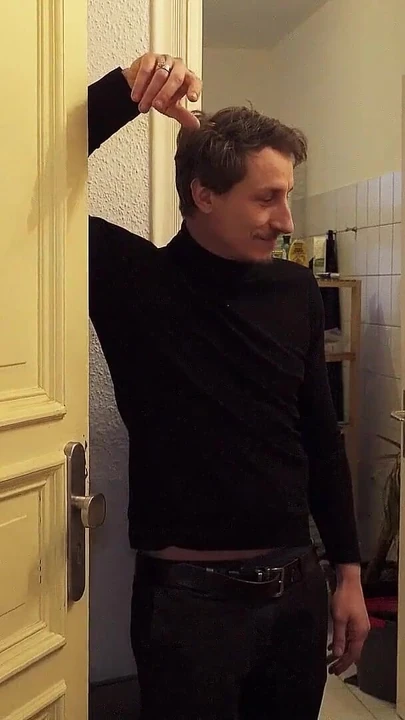 Mora se videti trenutak od "nemački tinejdžerski par priča poštara da jebe svoju devojku dok on gleda"