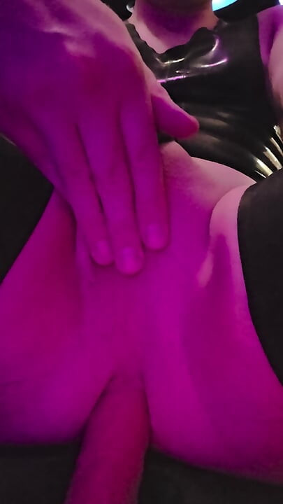 น้องสาวยางถูกล็อคในพรหมจรรย์โดนเย็ดตูดโดยเครื่องเย็ด