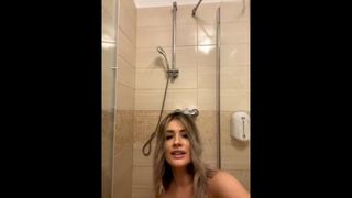 Bonita rubia enjabonándose en el baño