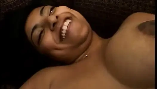 Wanita hamil ngentot kontol suaminya dan muasin dia di sofa