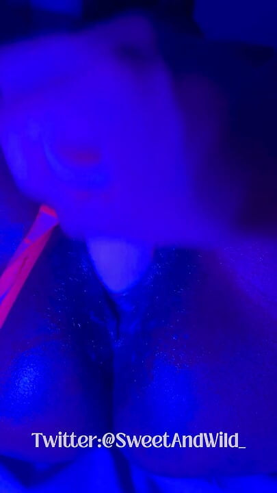Ebenholzgöttin leckt: Neon-tanga &dildo-squirting