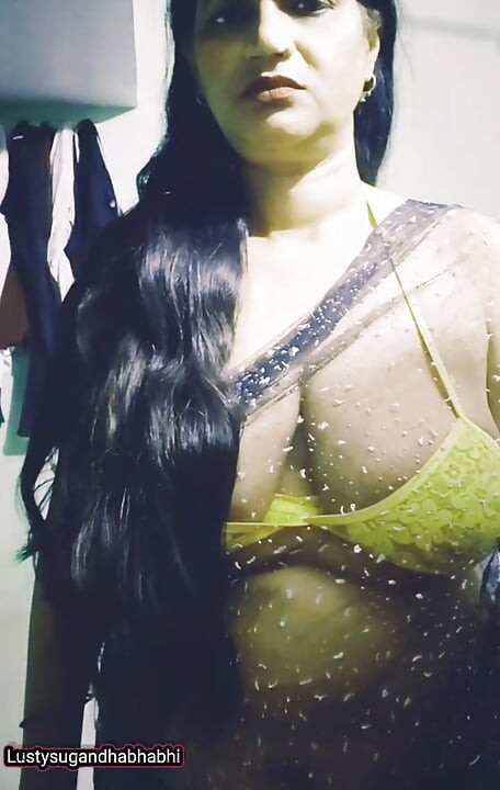 Black saree me Sugandha bhabhi