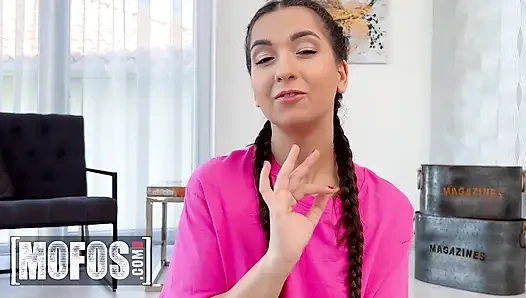Mofos - ateşli moona yılanı sakso sanatını öğretiyor, sonra sapık becerilerini yakın çekim göstermek için soyunuyor