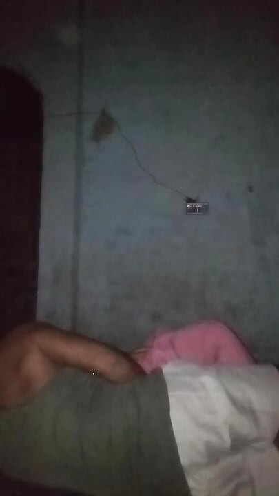 Bhabhi ne apni chut me mall under dalbaya