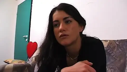 Schönes schönes schätzchen befriedigt sich beim casting