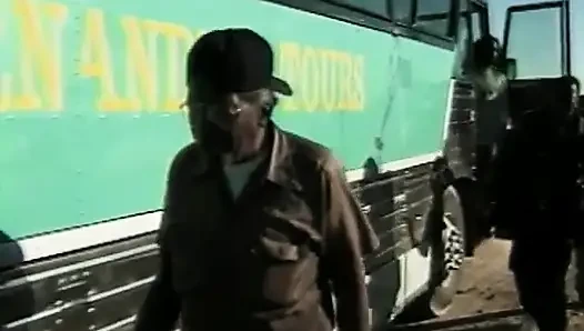 Beyaz yarak azgın zenci kaltağı sikiyor