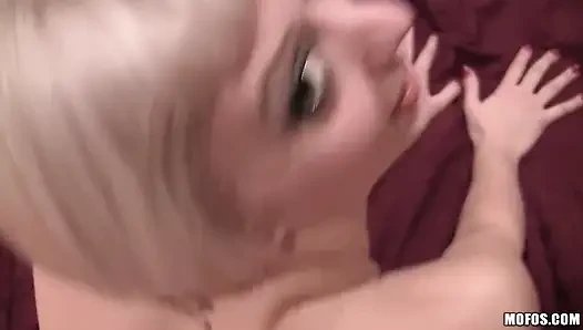 Aku tahu gadis itu - memek becek cherry si cewek hot rambut pirang dirobek dan dientot habis-habisan di depan komputer