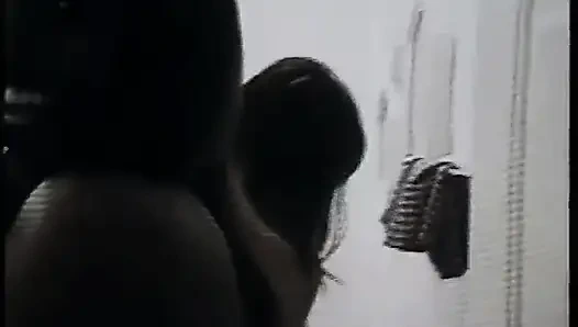 Хорошенькие черные лесбиянки лижут киску в бассейне