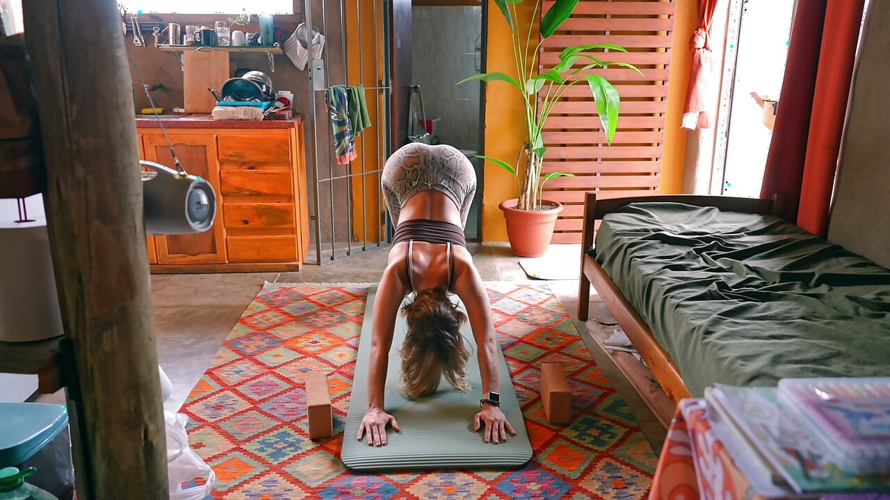 Onu yoga matının üzerinde düzdü