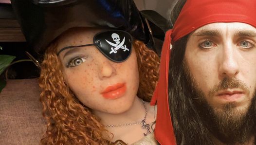 В трабле к пиратской королеве - скалявига целует, сосет соски, поедает, трахает пальцами и трахает секс-куклу - видео от первого лица