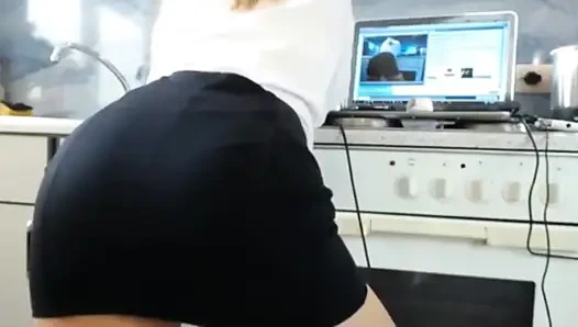 Sürtük sexydea canlı web kamerasında kendini parmaklıyor