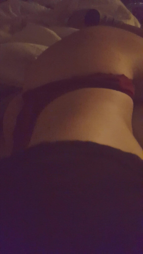 Sto aspettando di scoparmi duro nel mio letto