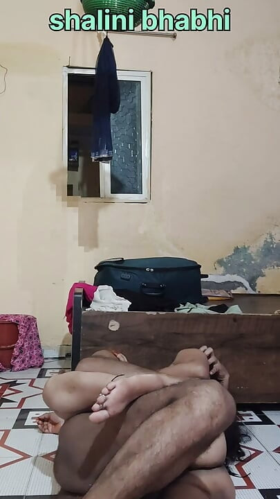 Shalini bhabhi ne padosi ko bulakar apni chut ki chatni chati