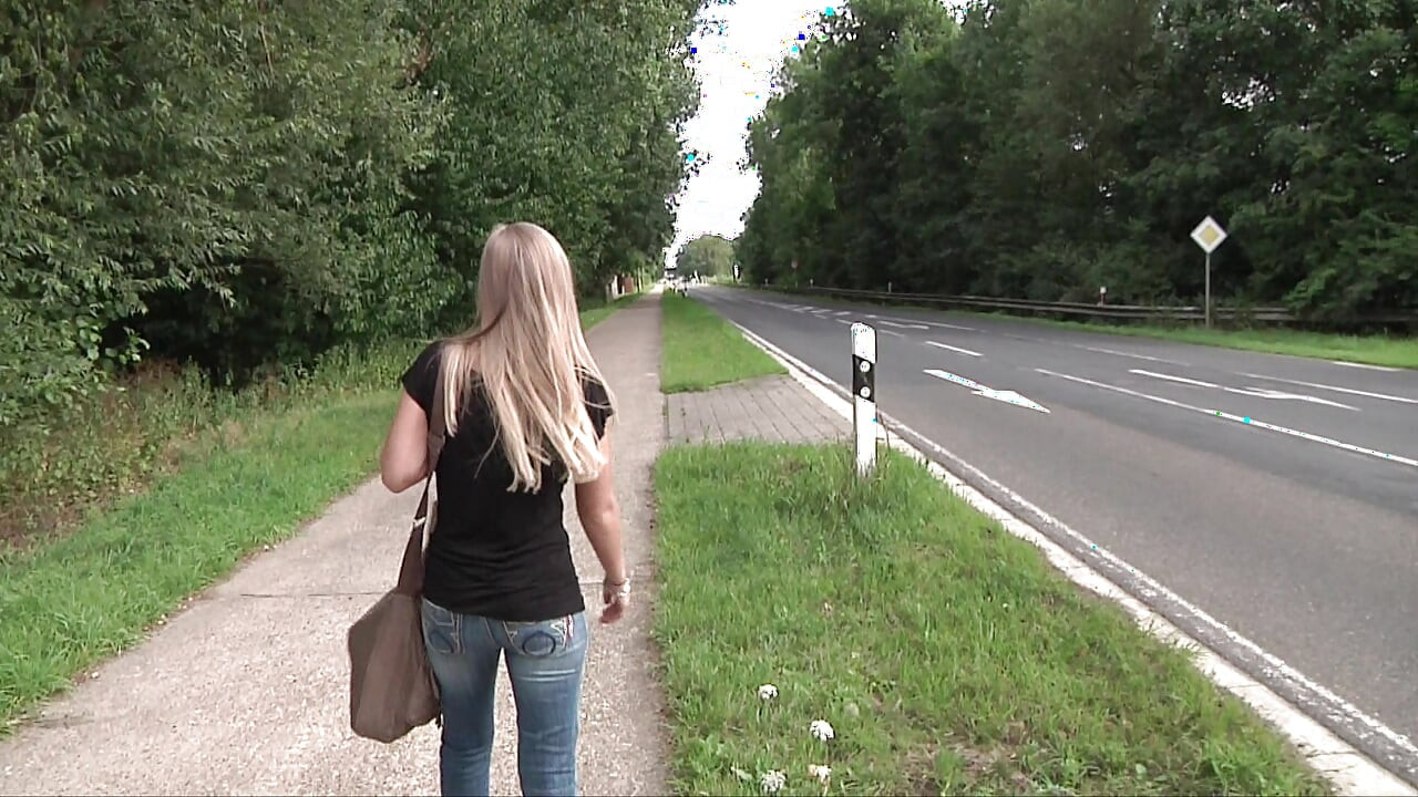 Jarman larki kar se utarti hai aur asli mardana dvara chudaee karti hai