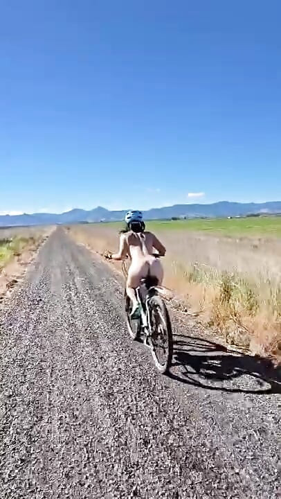 Misstaiwan riding in public with her nude body