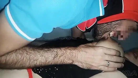 Eşim yatağı hazırlayıp büyük doğal göğüslerini emip kocaman sert meme uçlarını çiğnemesi için şaşırttı