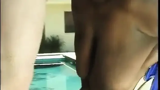 Kurvige ebenholz-dame Tolana mit großen möpsen lutscht massives weißes männliches fleisch am pool