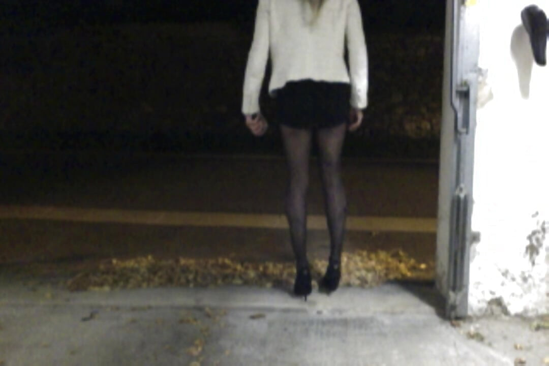 Outdoor crossdresser