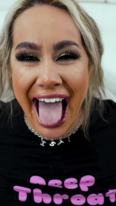 Epski trenutak iz "Misty Meaner Sloppy Blowjob featuring Jonni Darkko"