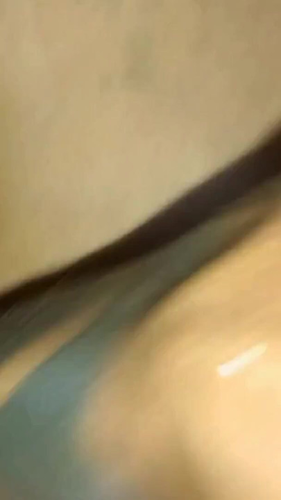 רגע מדהים מתוך "אני אוהב שהחבר של החבר הכי טוב שלי מזיין לי את התחת ומשאיר אותו מלא חלב"