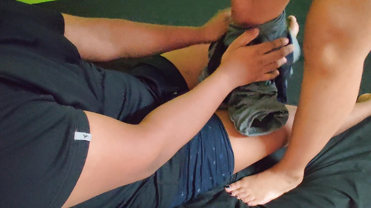 Malajska devojka je dobra u ljuljanju na vrhu svog dečka, svršava duboko