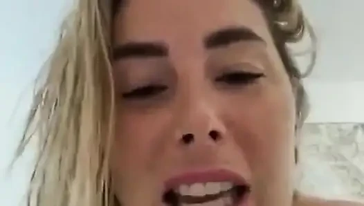 Ich will, dass du an meinen nippeln lutscht, während ich deinen schwanz reite und mich ins Auge schaue