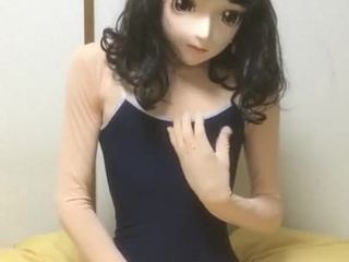 Kigurumi w szkolnym mundurku masturbuje się