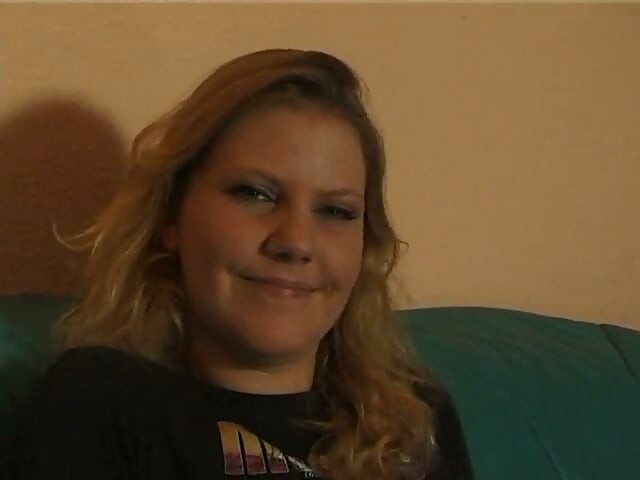 Blond brud gnuggar och fingrar hennes fitta vid gjutningen