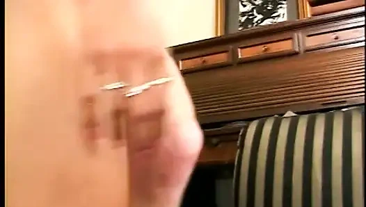 Азиатка с большим хуем с толстой попкой скачет на его мясистом белом члене