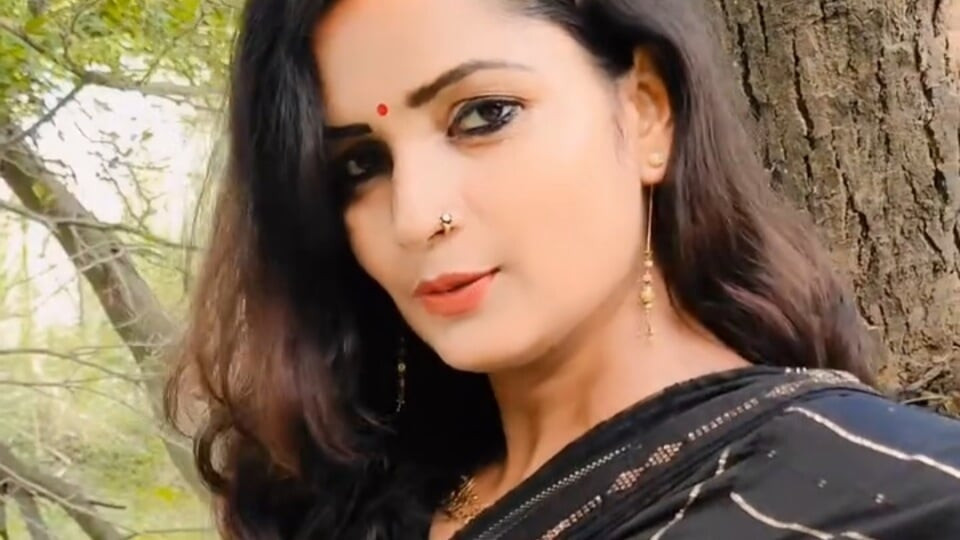 Horny Bengali secretary fucks her boss in Delhi to maintain her sexy figure