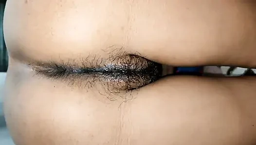 Seksi kıza dokunarak su serbest bırakıldı, sikişmek için malzeme.